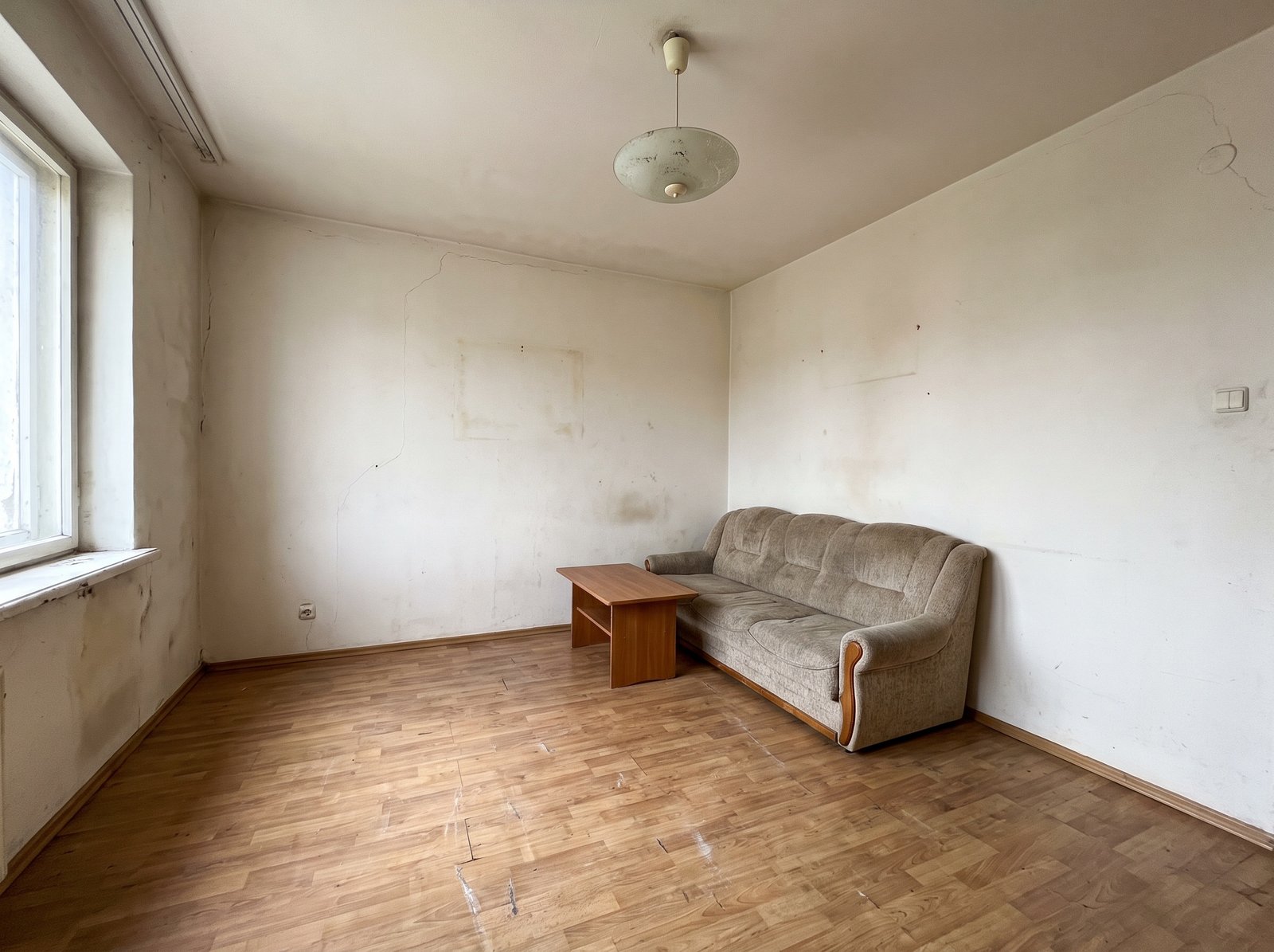 Wohnzimmer vor dem Streichen