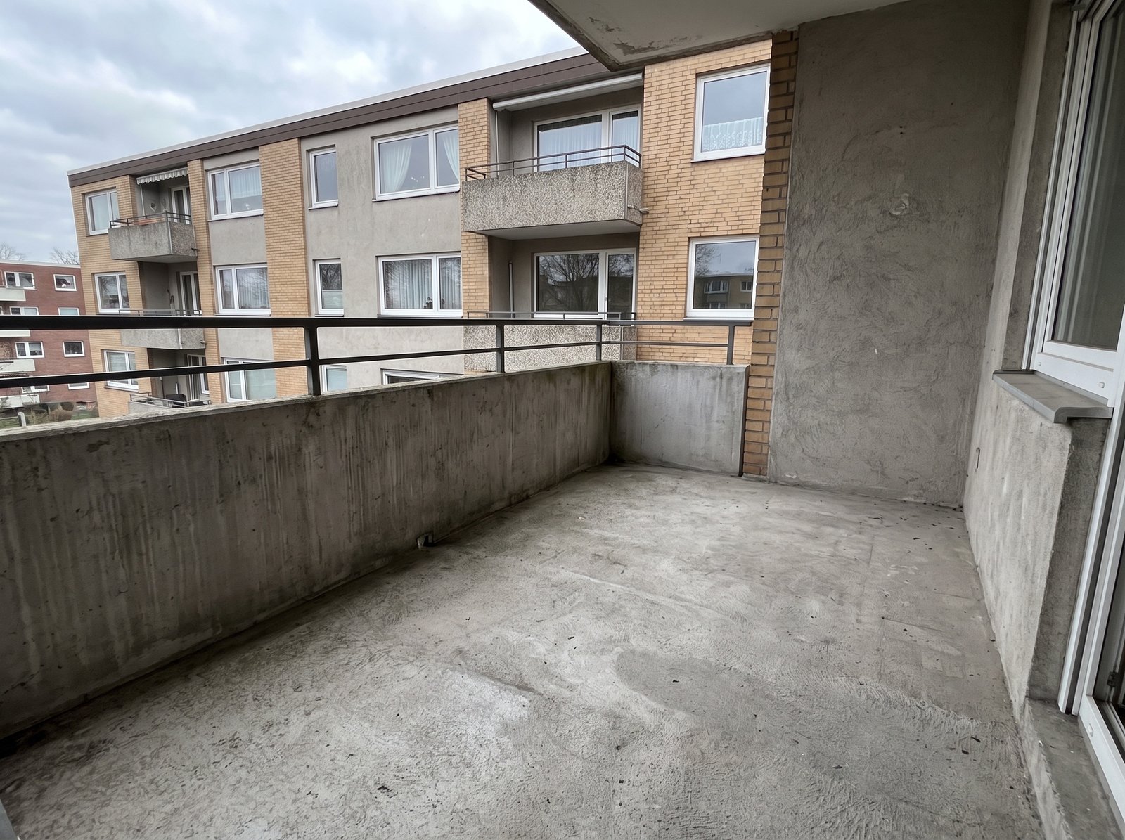 Balkon vor dem Makeover, kahler Stahlbeton